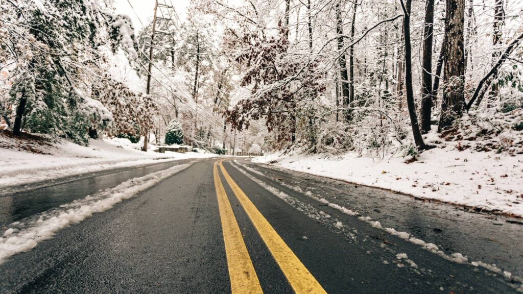 aplicación de sal en carreteras nevadas